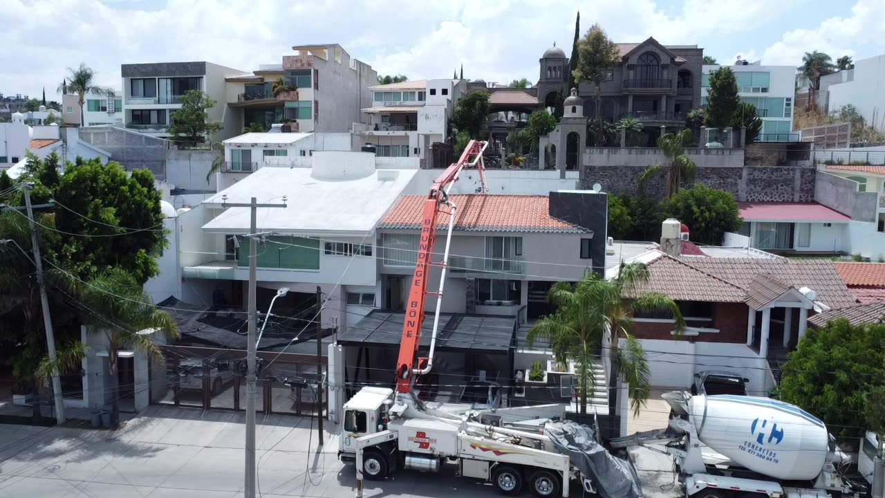 Vista aérea de la bomba de JC Pumping colando una casa en una calle residencial